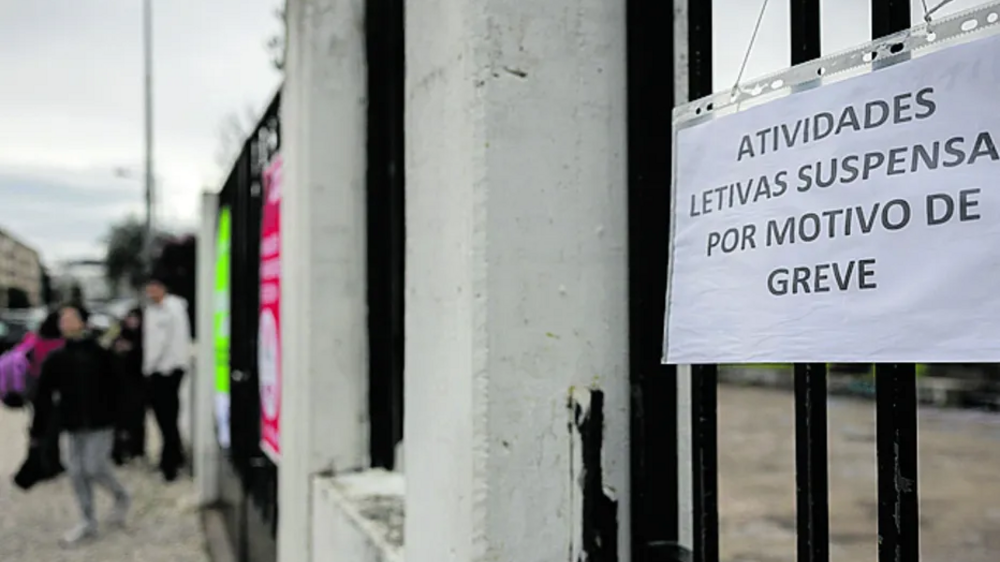 Escolas sem serviços mínimos podem só reabrir na segunda-feira