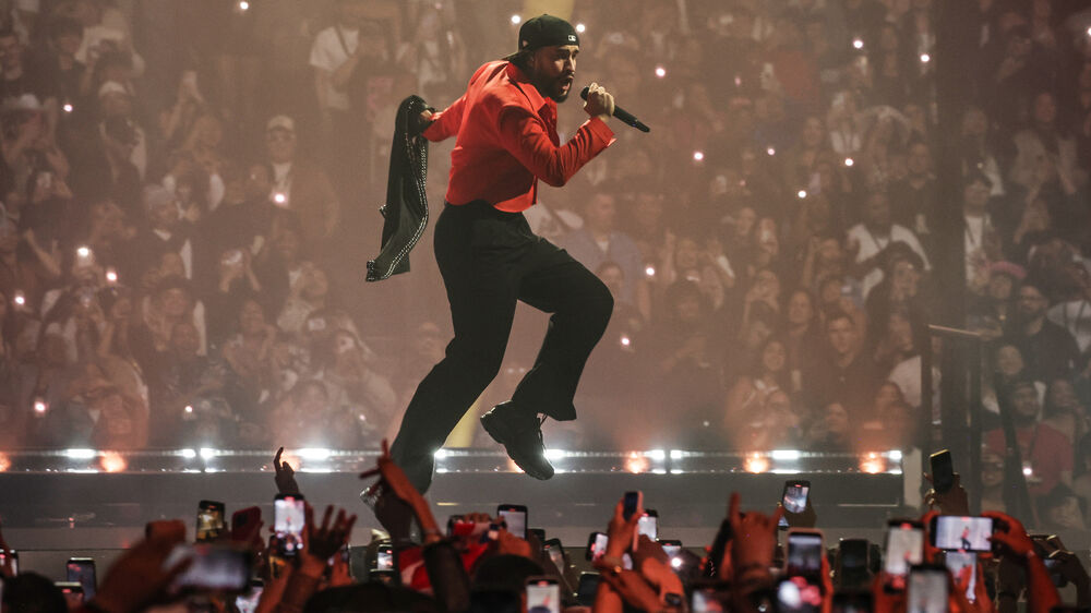 Bad Bunny atua em Portugal, com fãs a filmar o concerto