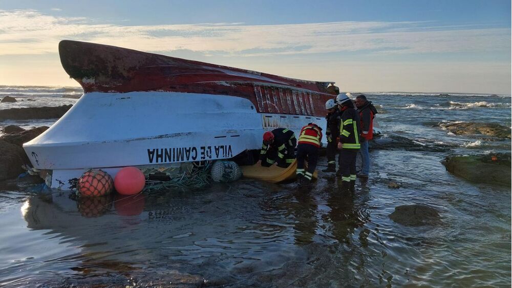 Retomadas buscas por três pescadores após naufrágio em Caminha 