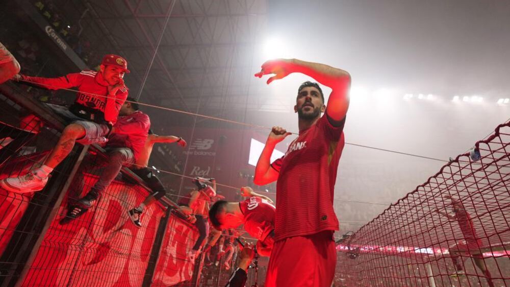 Paulinho celebra título com adeptos do Toluca, no México