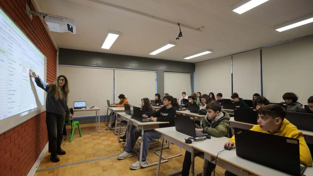 Alunos em sala de aula durante aula com falta de professores