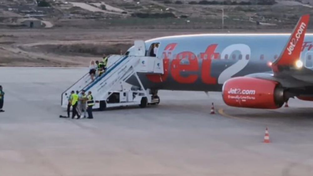 Avião que seguia para Espanha faz aterragem de emergência no aeroporto de Faro. Foi declarado alerta vermelho