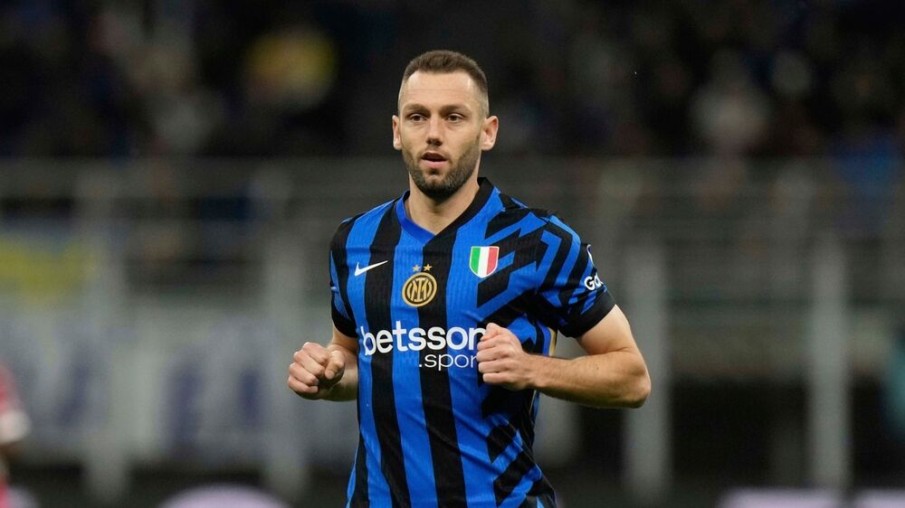 Stefan de Vrij, central holandês, é associado ao Benfica para reforçar a equipa