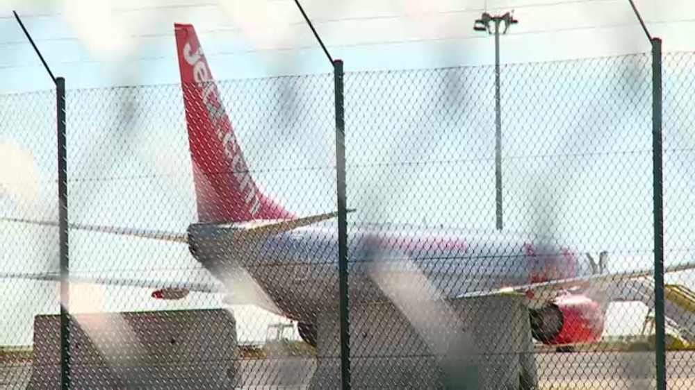 Avião da Jet2.com parado num aeroporto