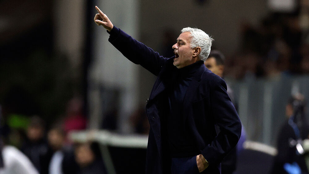 José Mourinho gesticula durante jogo de futebol