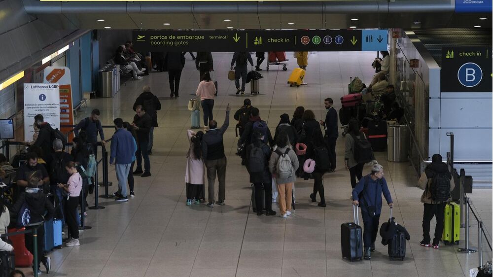 Menos portugueses emigraram em 2024 com descida maior para o Reino Unido