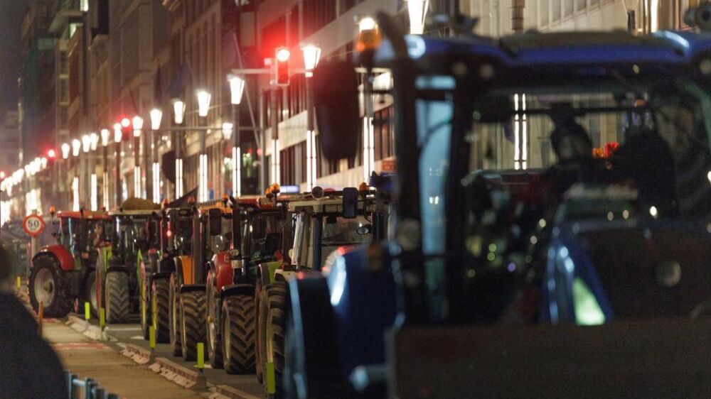 Tratores estacionados numa rua de Bruxelas durante um protesto noturno