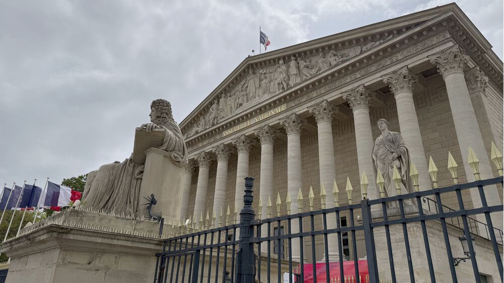 França aprova lei que reabilita mulheres condenadas por aborto