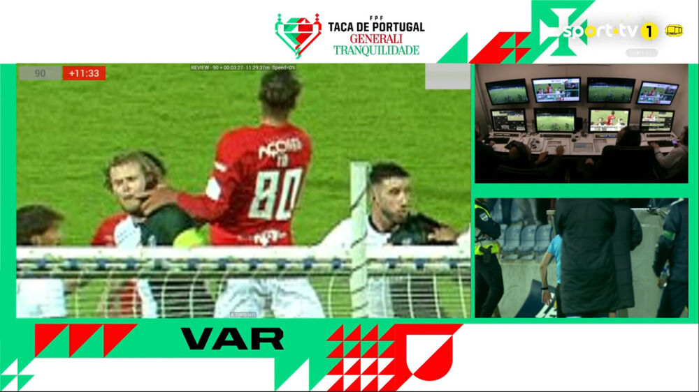 Jogo da Taça de Portugal com análise VAR e jogadores em campo