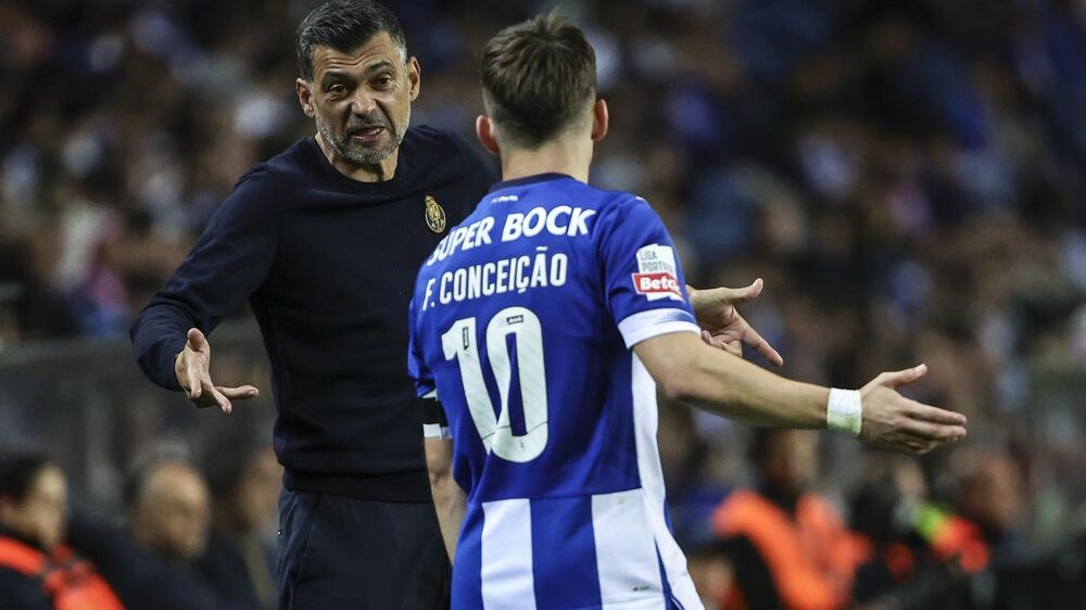Sérgio Conceição fala com o filho, Francisco, durante um jogo