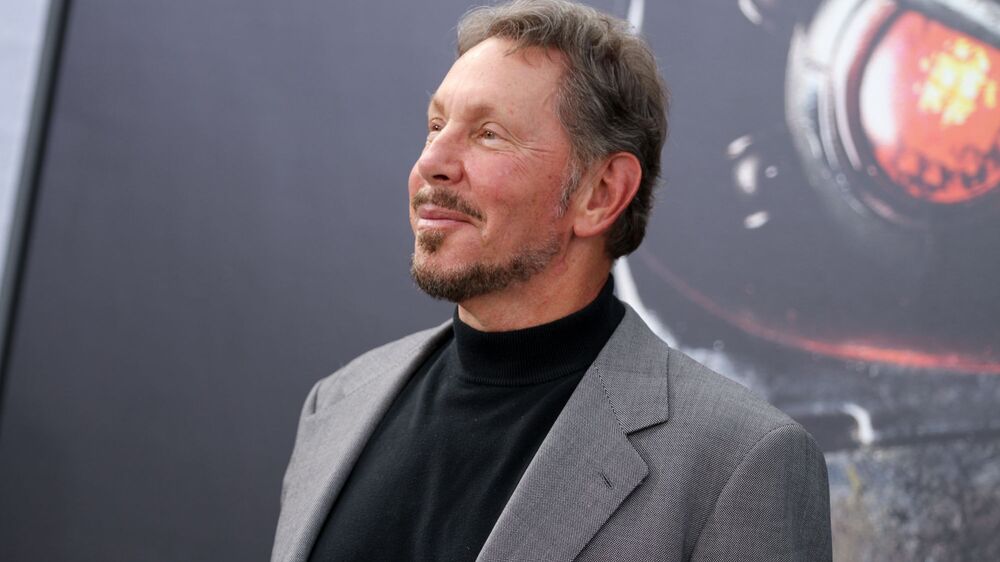Larry Ellison sorri num evento
