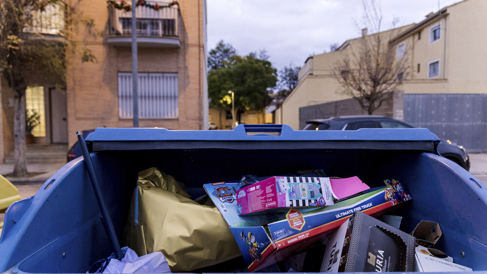 Após o Natal, lixo acumula-se com embalagens e brinquedos usados