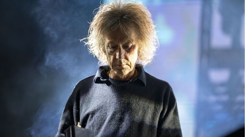 Perry Bamonte, guitarrista dos The Cure, recordado pela sua influência na banda.
