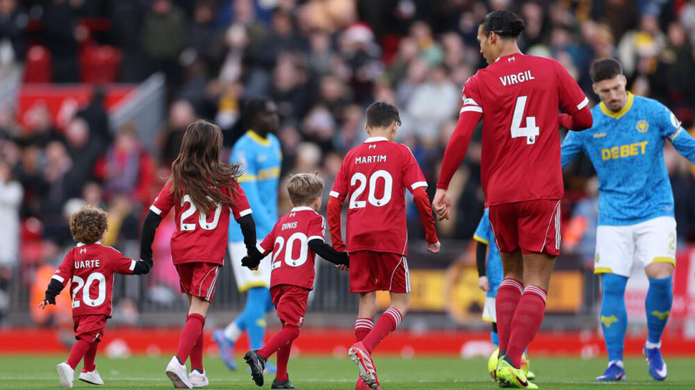 O momento em que os filhos de Diogo Jota subiram ao relvado antes do Liverpool-Wolverhampton
