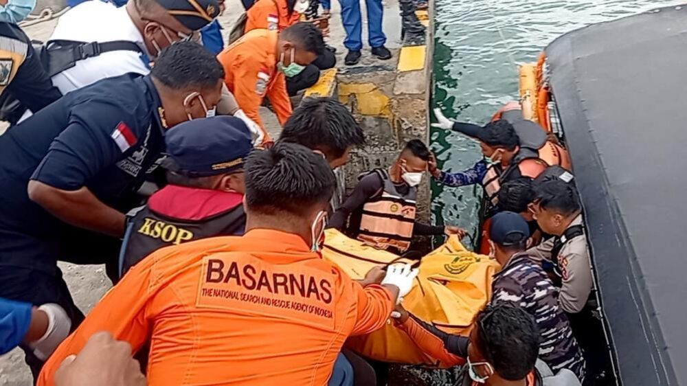 Resgate de vítimas do naufrágio na Indonésia; menina encontrada