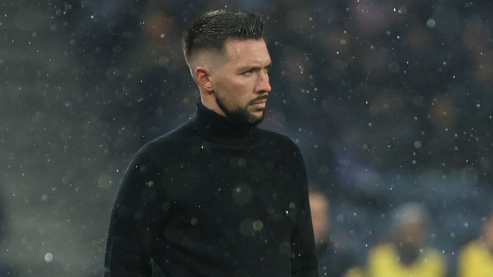 Francesco Farioli reage no banco de suplentes do FC Porto durante o jogo com o E. Amadora