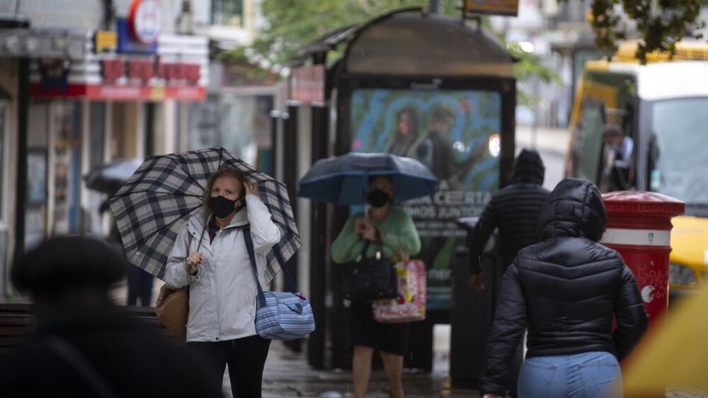 Primeiro dia do ano com chuva, vento e ondulação fortes