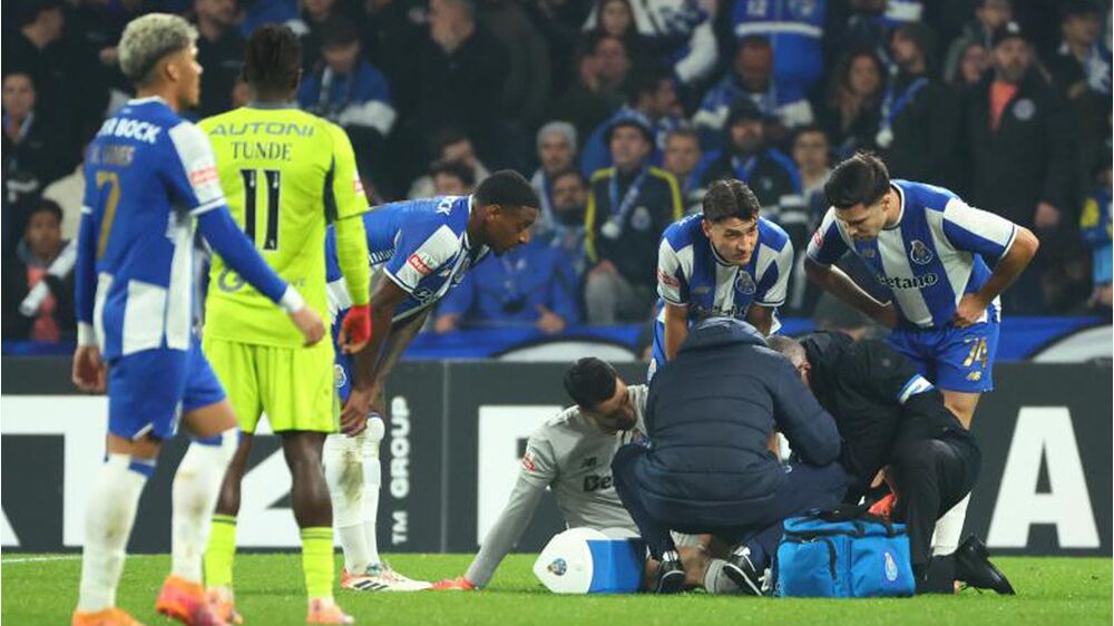 Diogo Costa saiu lesionado do jogo com o AVS
