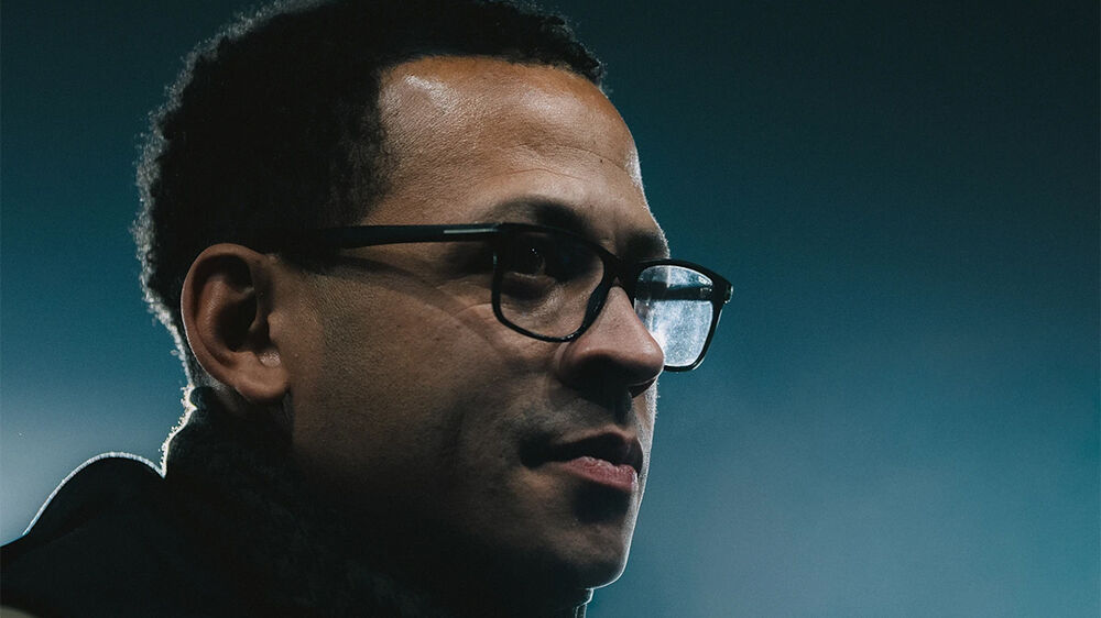 Liam Rosenior é o novo treinador do Chelsea