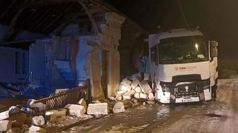 Mau tempo em França: camião português destrói casa e quase cai num rio