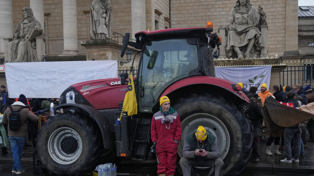 Agricultores bloqueiam estradas em França nas fronteiras com Bélgica e Espanha