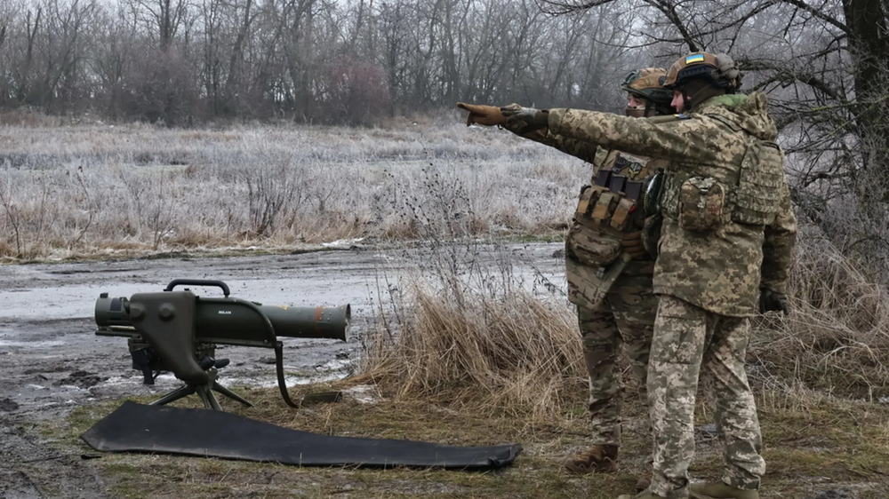 Militares ucranianos junto a um lança-mísseis 