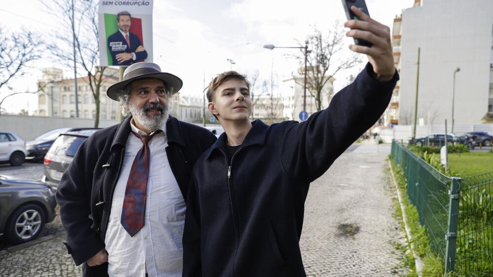 Vieira toma um selfie com apoiante junto a cartaz de campanha 'Um País Sem Corrupção'