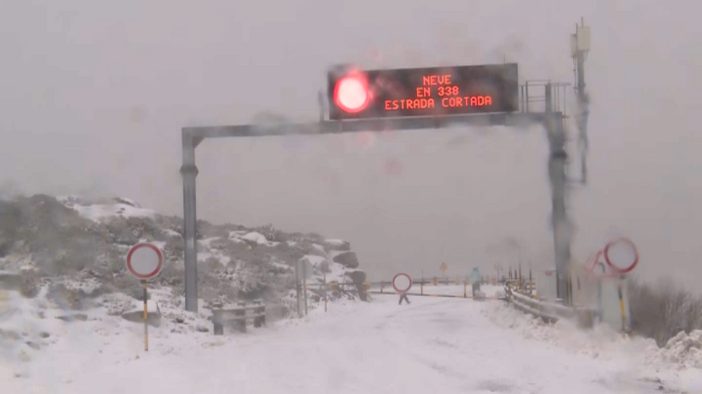 Estradas de acesso à Torre na Serra da Estrela encerradas devido à queda intensa de neve 
