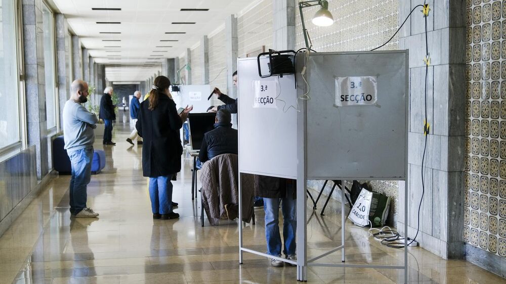 Eleitores votam nas eleições legislativas portuguesas de 2024