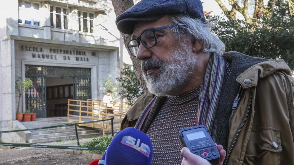 Manuel João Vieira fala na Escola Preparatória Manuel da Maia