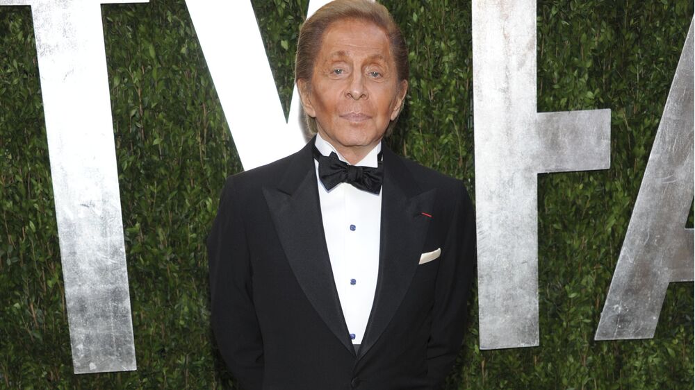 Valentino, estilista italiano, faleceu aos 93 anos, deixando herdeiros