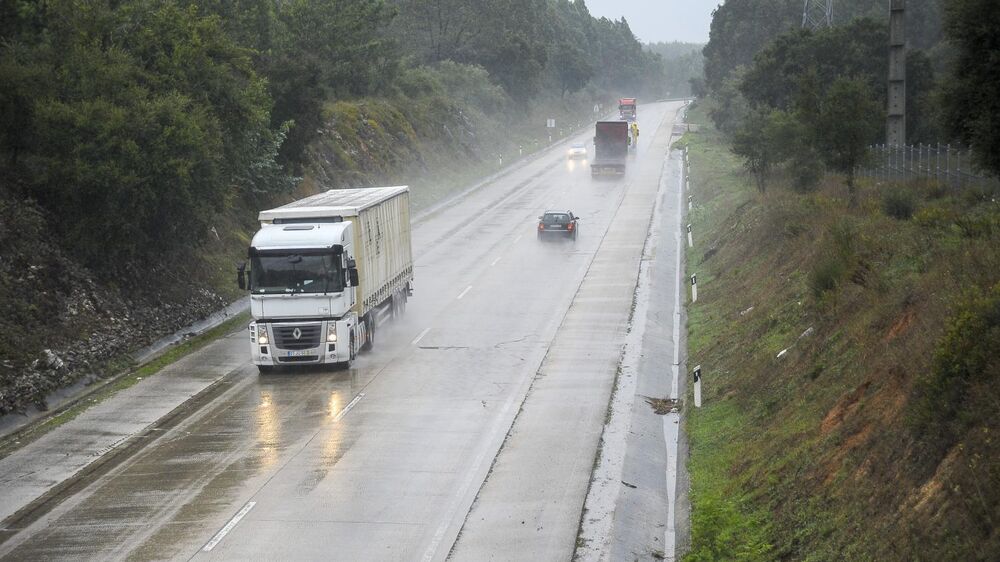 Deslizamento de terras corta Estrada Nacional 230 em Águeda 