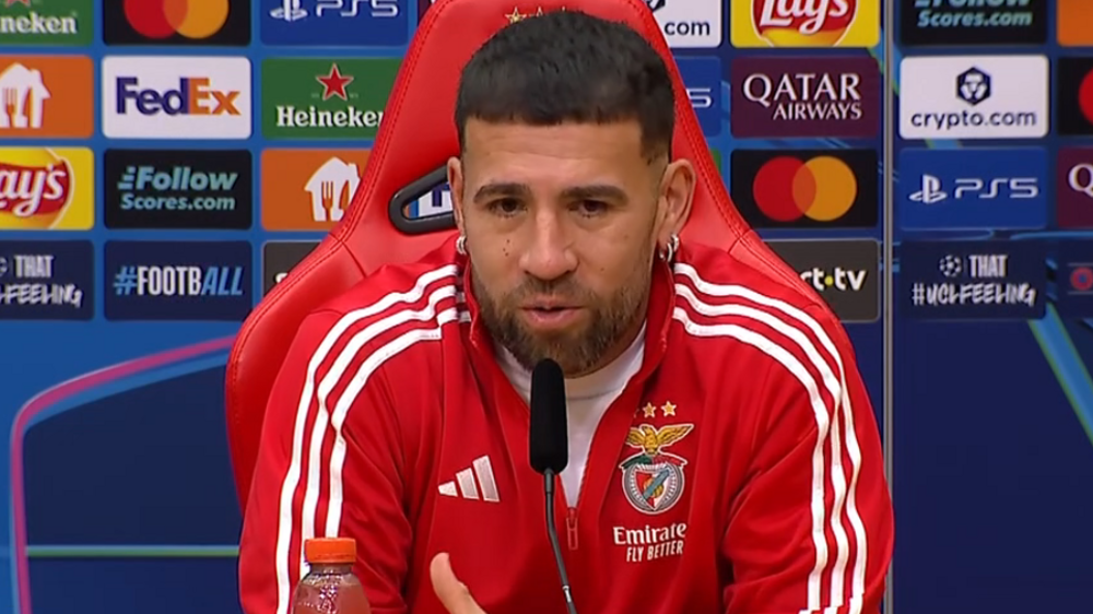 Otamendi na conferência de imprensa