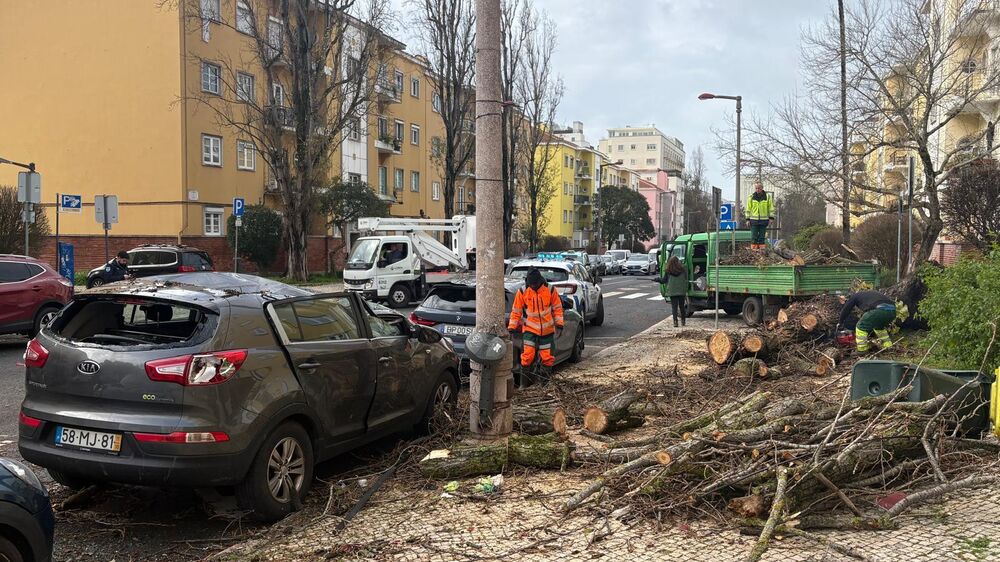 Veja os estragos da depressão Kristin em Portugal