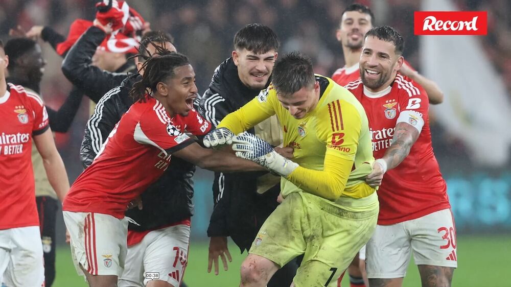 Jogadores do Benfica festejam vitória num jogo