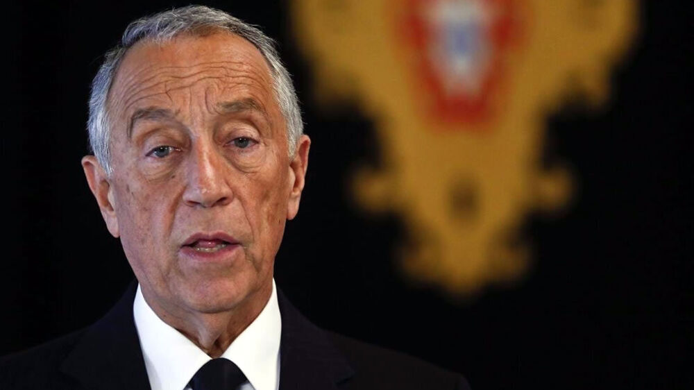 Marcelo Rebelo de Sousa discursa com o símbolo de Portugal ao fundo
