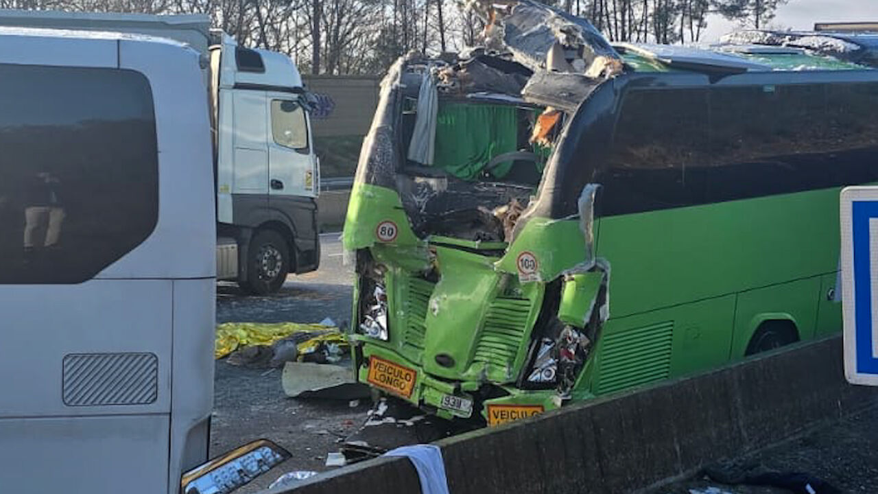 Autocarro português envolvido em choque em cadeia com 100 viaturas em França. Há dois mortos 
