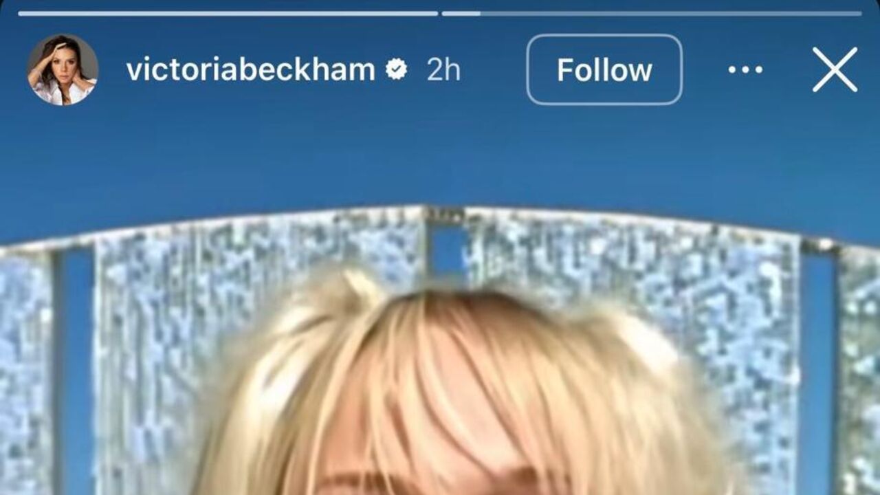 Victoria Beckham celebra o aniversário de alguém com beijos