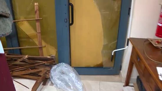 Diversas lojas ficaram com montras destruídas após a depressão Kristin passar em São Martinho do Porto