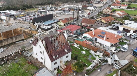 Homem morre após cair de telhado que reparava em Leiria após a depressão Kristin