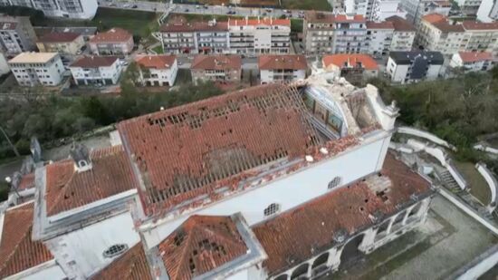 Dezenas de pessoas fazem fila para comprar telhas para reparar os telhados arrancados pelo vento