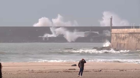 Forte agitação marítima abre buraco no quebra-mar do Porto de Leixões em Matosinhos