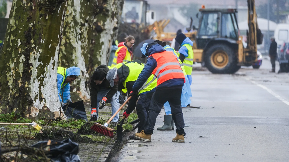 Equipa de limpeza trabalha na reconstrução em Leiria após mau tempo 