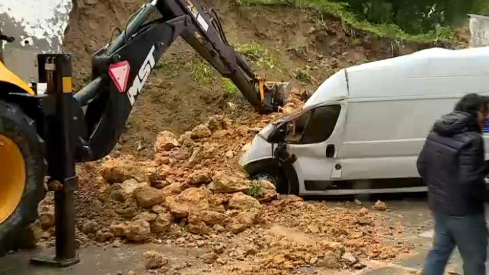 Desabamento de muro em Almada atinge várias viaturas 