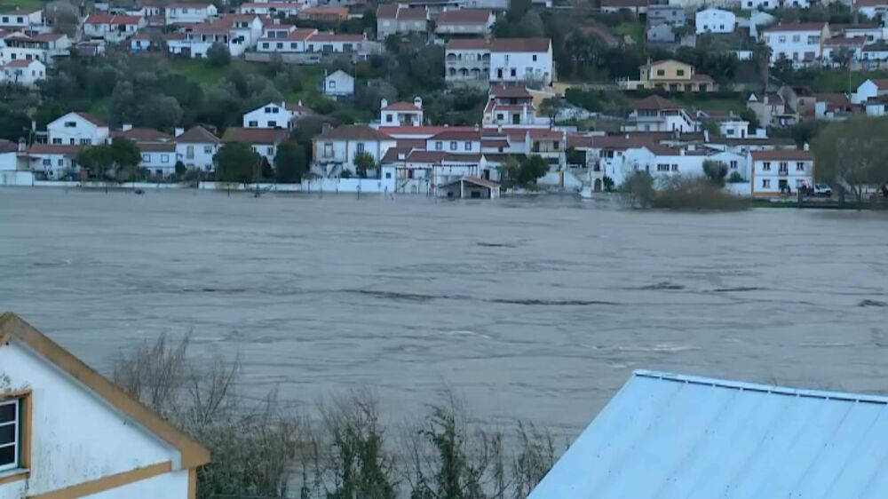 Imagens mostram água às portas da aldeia do Arripiado devido à subida do rio Tejo no concelho da Chamusca