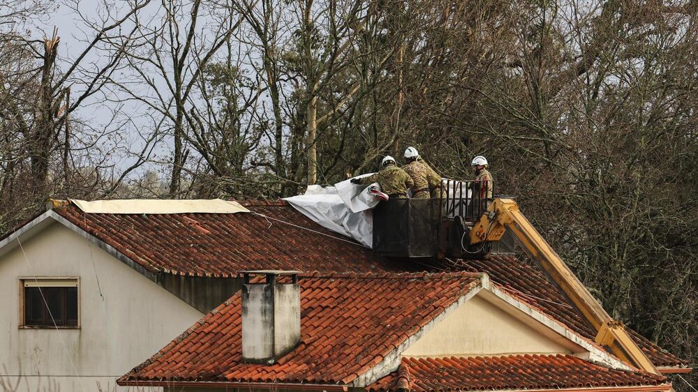 Homem que caiu do telhado durante reparações morre no hospital