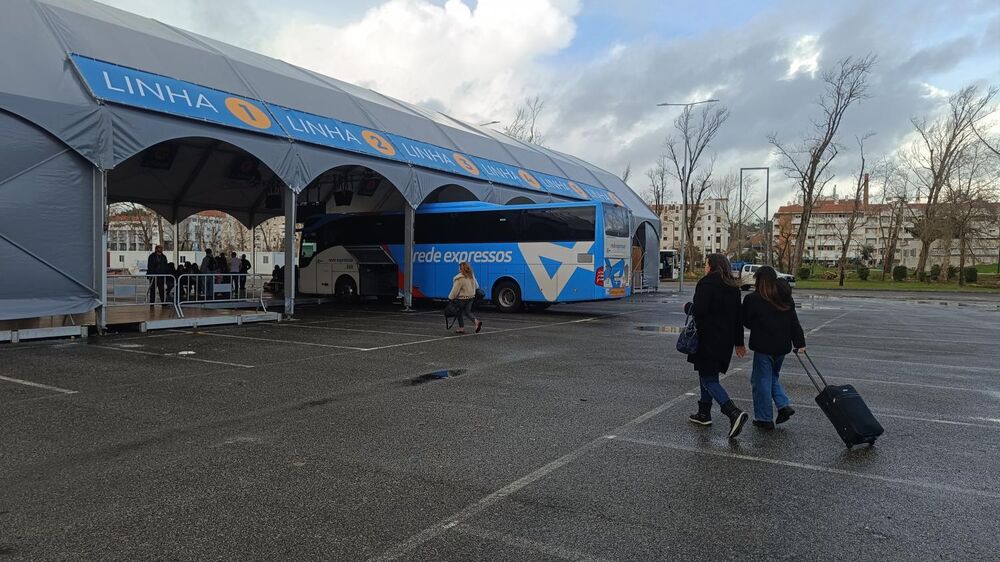 Passageiros aguardam autocarros da Rede Expressos em terminal temporário