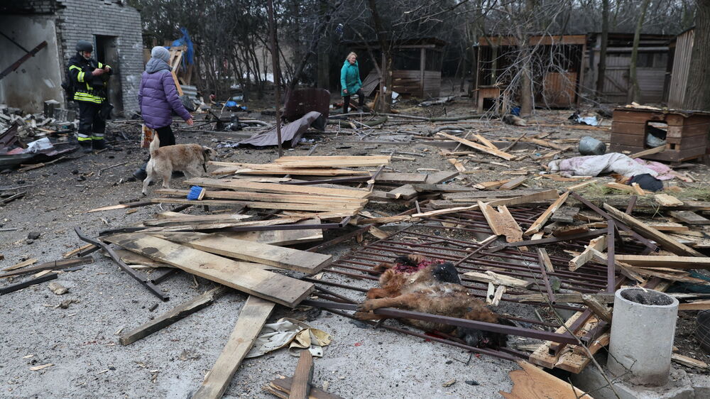 Destruição na Ucrânia após invasão russa, com apoio da UE em sanções e ajuda financeira