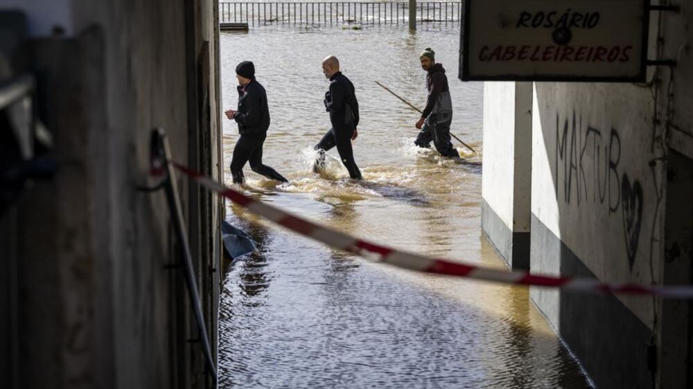 Cheias afetam negócios locais e moradores deslocam-se em zona alagada