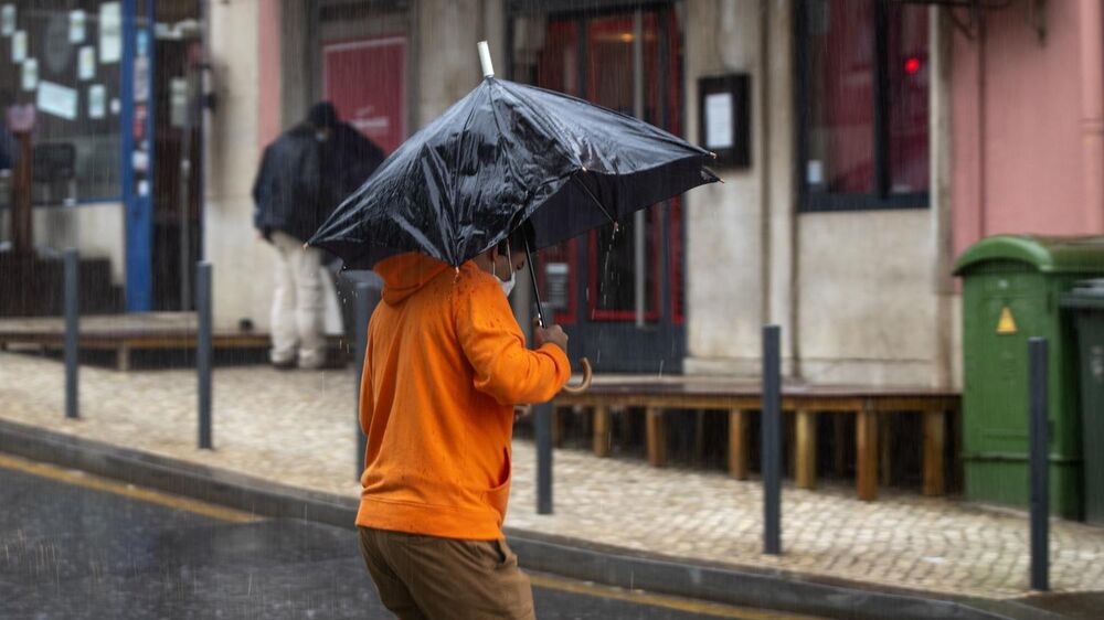 Chuva abranda durante o dia das eleições intensificando-se após fecho das urnas